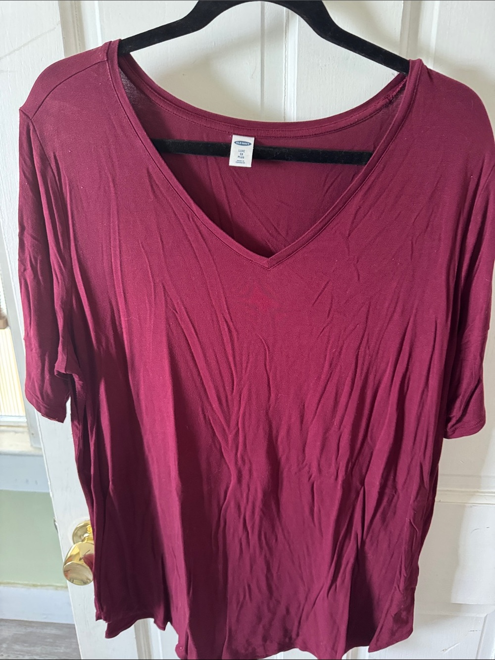 Old Navy Women's V-Neck Short Sleeve Tee in Burgundy